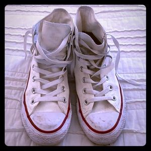 Women’s Sz 7.5 converse sneakers.